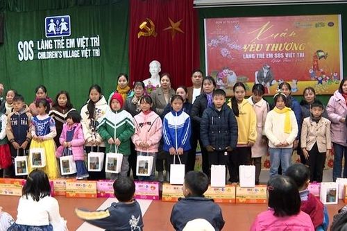 Mang Xuân yêu thương đến với làng trẻ SOS Việt Trì