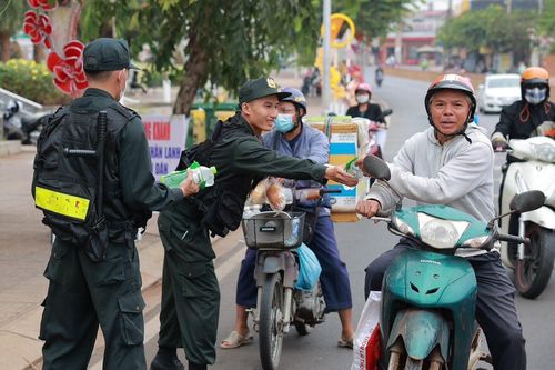Công an TP. Long Khánh tích cực hỗ trợ nhân dân về quê đón Tết Giáp thìn