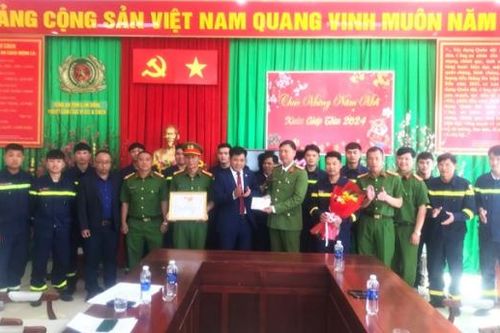Khen thưởng các tập thể, cá nhân kịp thời dập tắt vụ hỏa hoạn ở Latulipe Đà Lạt