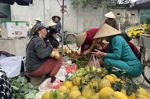 Chợ Tết: Người bán ngóng người mua