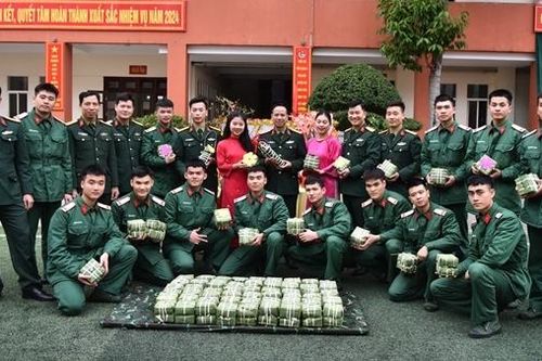 Hàng trăm bộ đội tham gia hội thi gói bánh chưng