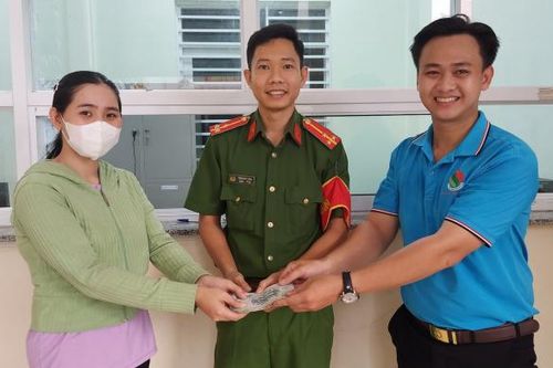 Nam sinh viên nhặt được ví tiền nhờ Công an tìm trả lại người đánh rơi