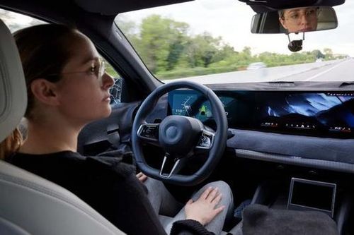 BMW ra mắt công nghệ giúp chuyển làn đường bằng ánh nhìn