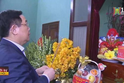 Chủ tịch Quốc hội dâng hương Chủ tịch Hồ Chí Minh