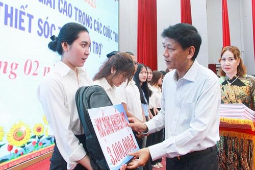 Hội Khuyến học tỉnh Sóc Trăng trao hơn 1,3 tỉ đồng học bổng Lương Định Của tặng học sinh, sinh viên