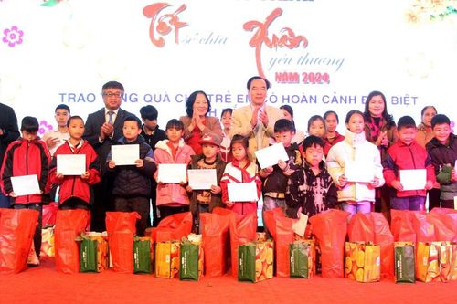 Mang Tết đến với hàng nghìn trẻ em có hoàn cảnh đặc biệt khó khăn