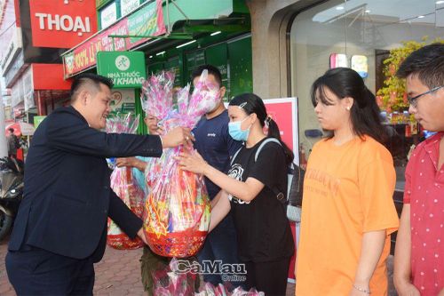 Chi nhánh PNJ Cà Mau tặng 60 suất quà Tết cho hộ nghèo
