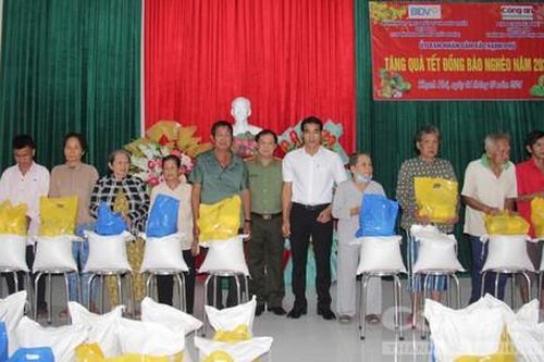 Ban Chuyên đề Công an TPHCM và nhà tài trợ: Trao 500 phần quà Tết cho bà con miền Tây