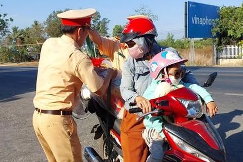 Người đi xe máy về quê ăn Tết được CSGT mời vào chốt để tặng quà