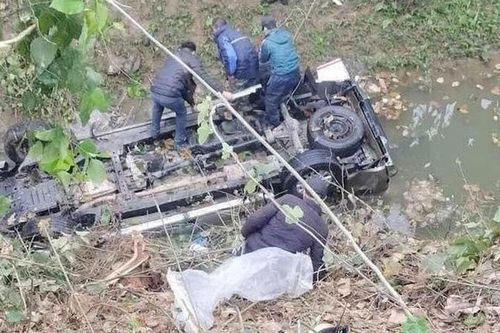 Lạng Sơn: Ô tô bán tải lao xuống vực sâu, 2 người chết
