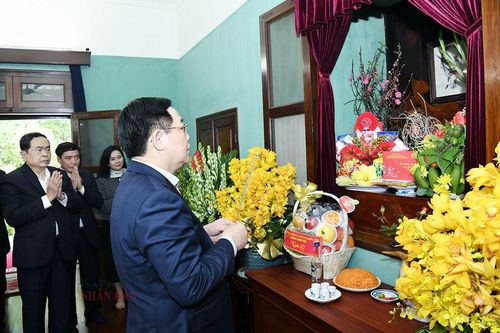 Chủ tịch Quốc hội dâng hương tưởng nhớ Chủ tịch Hồ Chí Minh tại Nhà 67