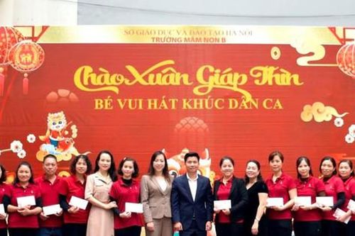 Tặng quà Tết tới cán bộ, giáo viên, nhân viên Trường Mầm non B