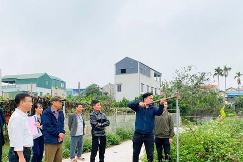 Thực hiện kết luận của Bí thư Thành ủy, huyện Thanh Oai cắm mốc thửa đất giao cho công dân