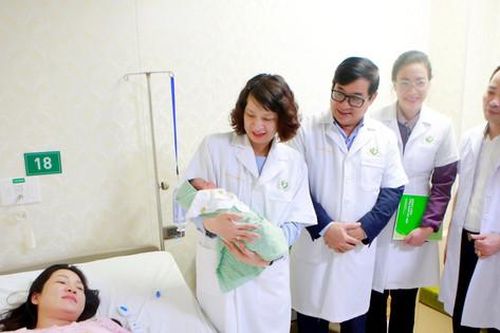 Lãnh đạo Bộ Y tế phấn khởi khi lương, thưởng của nhân viên y tế tăng