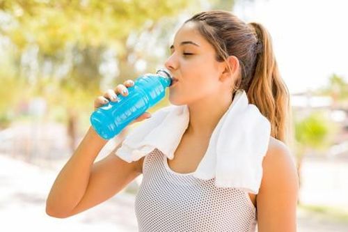 Có nên uống nước chứa chất điện giải thường xuyên?