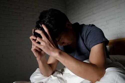 Vì sao chúng ta thường khó ngủ sau khi uống rượu?