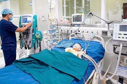 Lý do gì khiến bé trai 12 tháng bất ngờ suy tuần hoàn, sốc nhiễm khuẩn sau 3 ngày bị sốt?