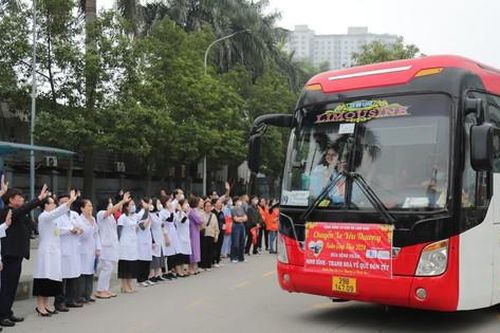 'Bến xe' đặc biệt với 21 chuyến xe yêu thương miễn phí đưa 700 người bệnh về quê đón Tết