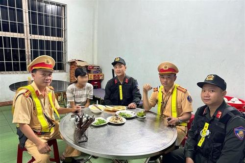CSGT kịp thời giải cứu bé gái nghi bị kẻ xấu dụ dỗ