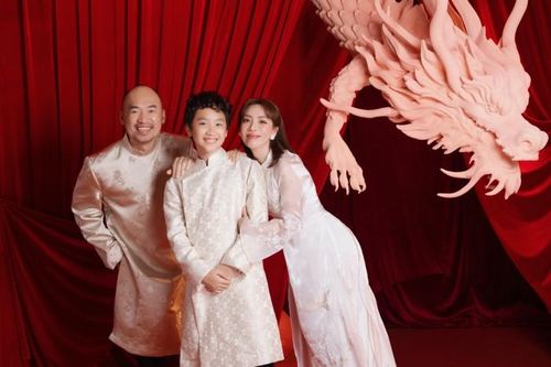 Thu Trang - Tiến Luật tung bộ ảnh Tết nhưng tâm điểm thuộc về con trai