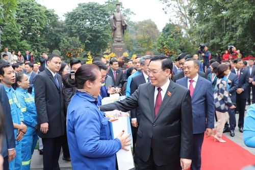 Chủ tịch Quốc hội Vương Đình Huệ tặng quà Tết công nhân lao động Thủ đô