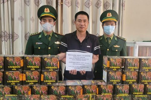 Vận chuyển gần 60 kg pháo hoa qua biên giới để Tết sử dụng