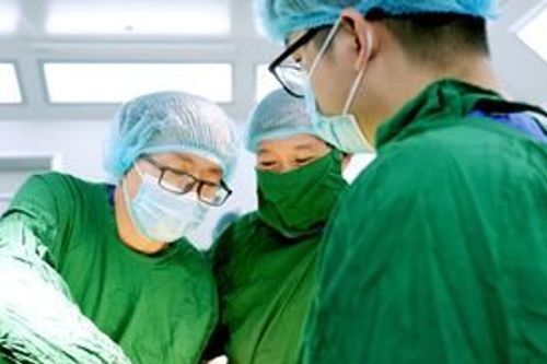 Đặt thể hang nhân tạo thành công cho bệnh nhân 43 tuổi
