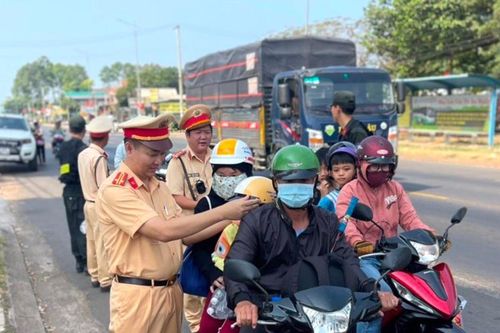 Đồng Nai: Cảnh sát giao thông tặng nón bảo hiểm cho người dân về quê đón Tết