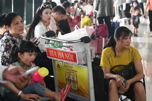 'Mua vé máy bay hết 18 triệu mà delay 9 giờ rồi về quê làm sao'