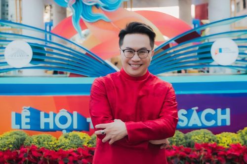 Đại sứ Văn hóa đọc Tấn Tài hạnh phúc khi được lì xì tri thức