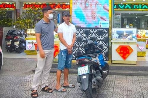 Tra tay vào còng sau khi cướp giật dây chuyền vàng