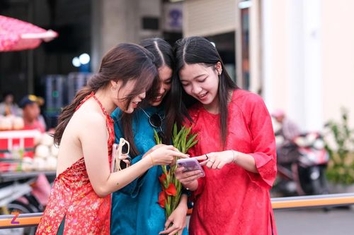 Vải sờn cũ, gây ngứa và đủ 'kiếp nạn' khi mua áo dài online diện Tết
