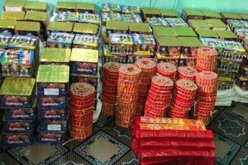 Ngăn chặn hành vi mua bán pháo trái phép