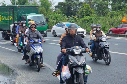 Vui buồn đường về quê ăn Tết