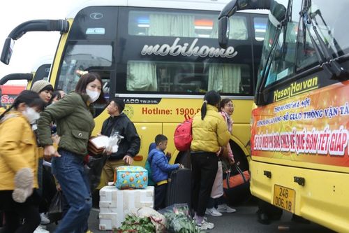 Những chuyến tàu, xe nghĩa tình mang mùa Xuân ấm áp tỏa đi muôn nơi
