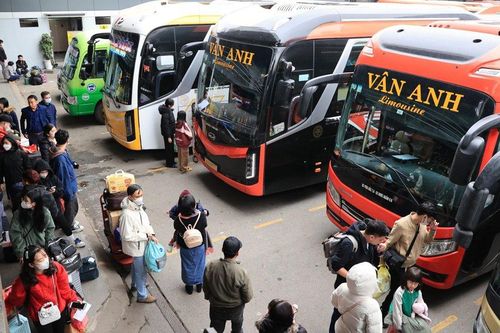 Người dân đổ về bến xe rời Thủ đô về quê nghỉ Tết