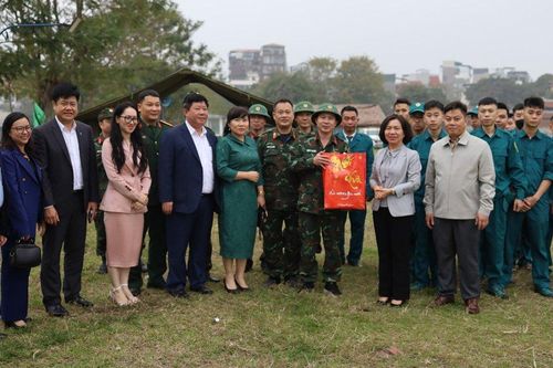 Lãnh đạo quận Tây Hồ thăm, chúc tết các đơn vị lực lượng vũ trang