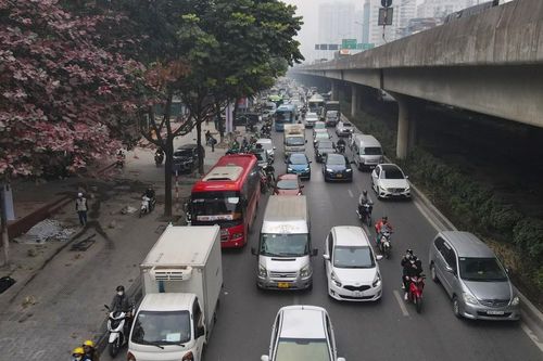 Người dân ùn ùn rời Thủ đô về quê đón Tết