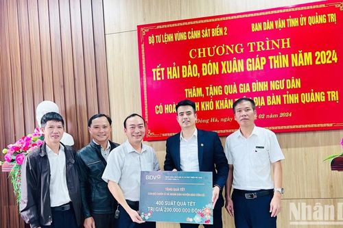 Tặng 400 suất quà Tết đến cán bộ, chiến sĩ, nhân dân đảo Cồn Cỏ, tỉnh Quảng Trị