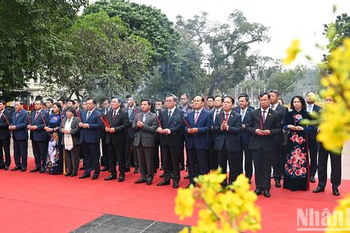 Chủ tịch Quốc hội Vương Đình Huệ dâng hương tại Tượng đài Vua Lý Thái Tổ