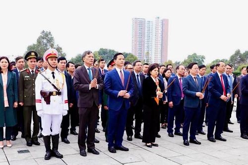 Lãnh đạo tỉnh Bắc Ninh dâng hương tưởng nhớ Đức vua Lý Thái Tổ, các anh hùng liệt sĩ