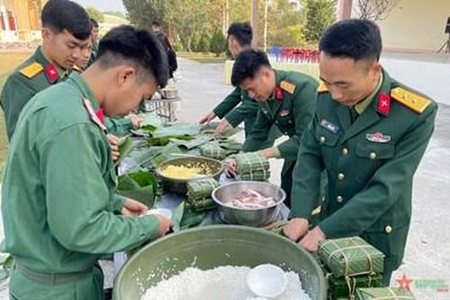 Điện Biên: Bộ đội sôi nổi gói bánh chưng đón Xuân Giáp Thìn 2024