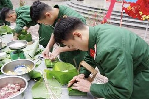Sôi nổi Hội thi Gói bánh chưng xanh tại Học viện Kỹ thuật Quân sự