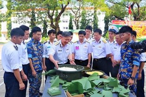 Học viện Hải quân: Rộn ràng hội thi gói bánh chưng mừng Xuân Giáp Thìn 2024