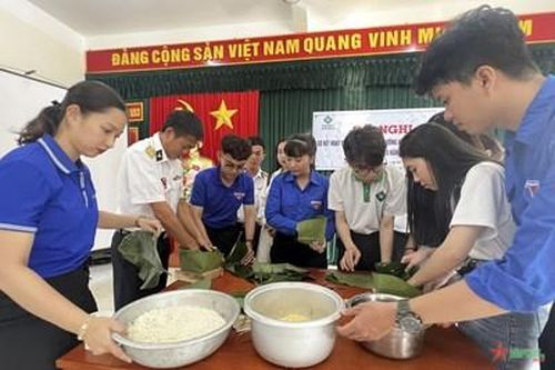 Vùng 5 Hải quân sôi nổi hội thi gói bánh chưng Tết