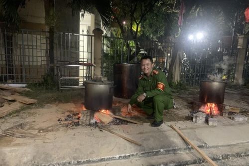 Trao tặng bánh chưng – sẻ chia tình yêu thương