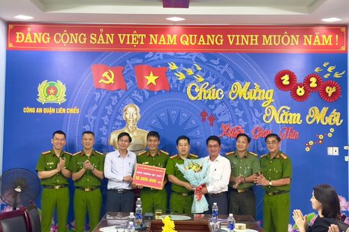 Chúc Tết và biểu dương, khen thưởng đột xuất Công an quận Liên Chiểu trong công tác điều tra khám phá án