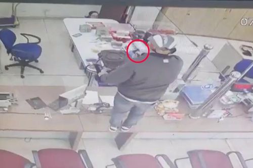 Truy bắt đối tượng nghi dùng súng cướp ngân hàng chiều 28 Tết