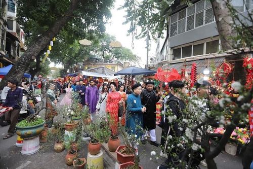 Diện cổ phục dạo chơi Tết, phong vị chuẩn Hà Nội phố