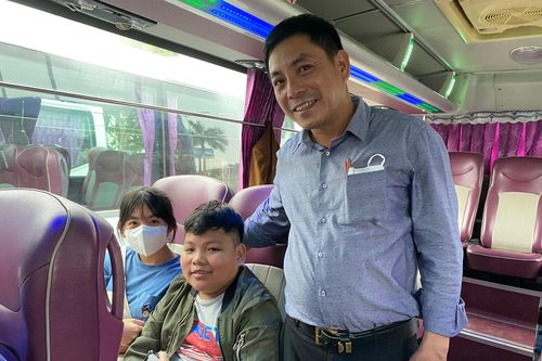 Giáo viên xa quê hồ hởi lên 'chuyến xe Công đoàn' về nhà đón Tết